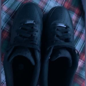 Black AF1 size 9.5 45$ slight crease in the right shoe otherwise good condition